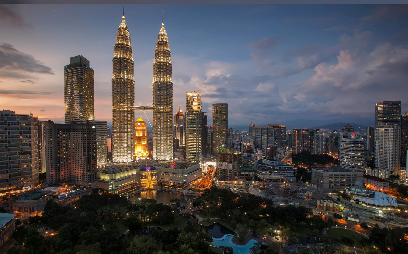 When it comes to showcasing women's clothes in Kuala Lumpur, Malaysia, utilizing effective product presentation techniques can make a significant difference in attracting customers and boosting sales. In a vibrant and diverse city like Kuala Lumpur where fashion trends are constantly evolving, it is essential for clothing retailers to stay ahead of the game with innovative and eye-catching product displays.